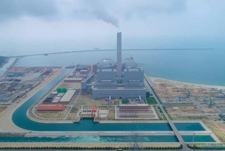 广东陆丰甲湖湾电厂
项目地点：广东省汕尾市
应用领域：发电厂
供应产品：电力支架、电缆桥架、竖井
材质说明：6063铝合金、5052铝合金、静电粉末喷涂
工程简介：项目总投资为88.31亿元。该工程将建设2台100万千瓦国产超超临界燃煤发电机组，配套建设1个10万吨级煤炭接卸泊位和1个3000吨级重件泊位，并同步安装高效湿式静电除尘、脱硫、脱硝和在线烟气连续监测装置。