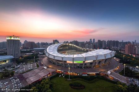 上海体育场(Shanghai Stadium)，又称"上海八万人体育场"，位于上海西南部要脉，是上海地铁4号线和内环高架路交汇处，是1997年中国第八届全国运动会的主会场 ，同时也是2008年奥运会的足球比赛场地